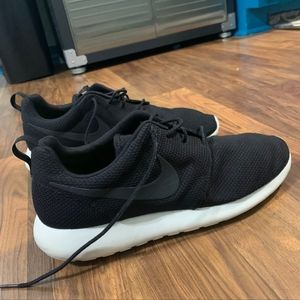 Nike Men's Roshe Run Black, Size 13 US